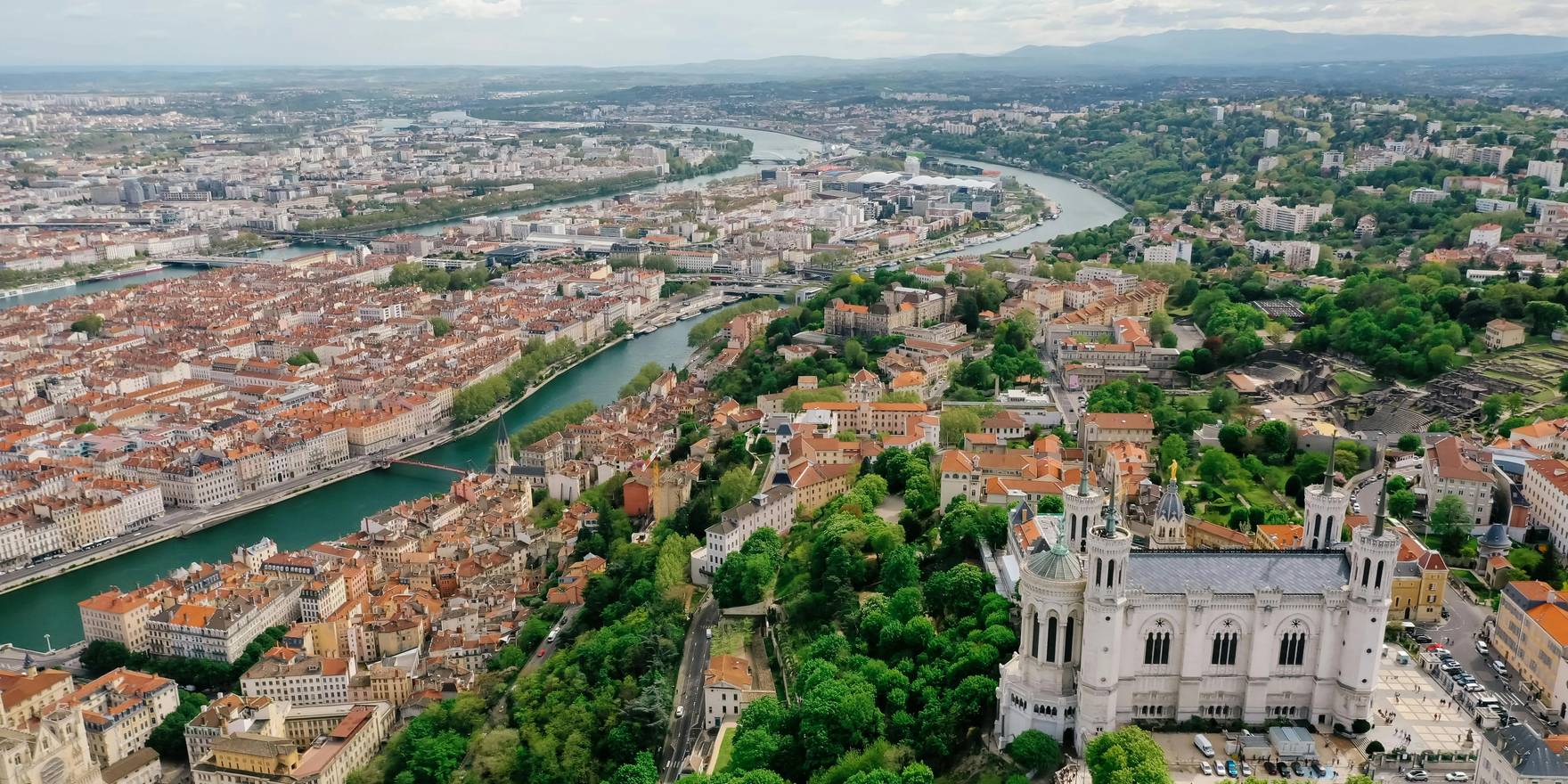 Vue aérienne de Lyon — la basilique de Fourvière, la Saône et la vieille ville